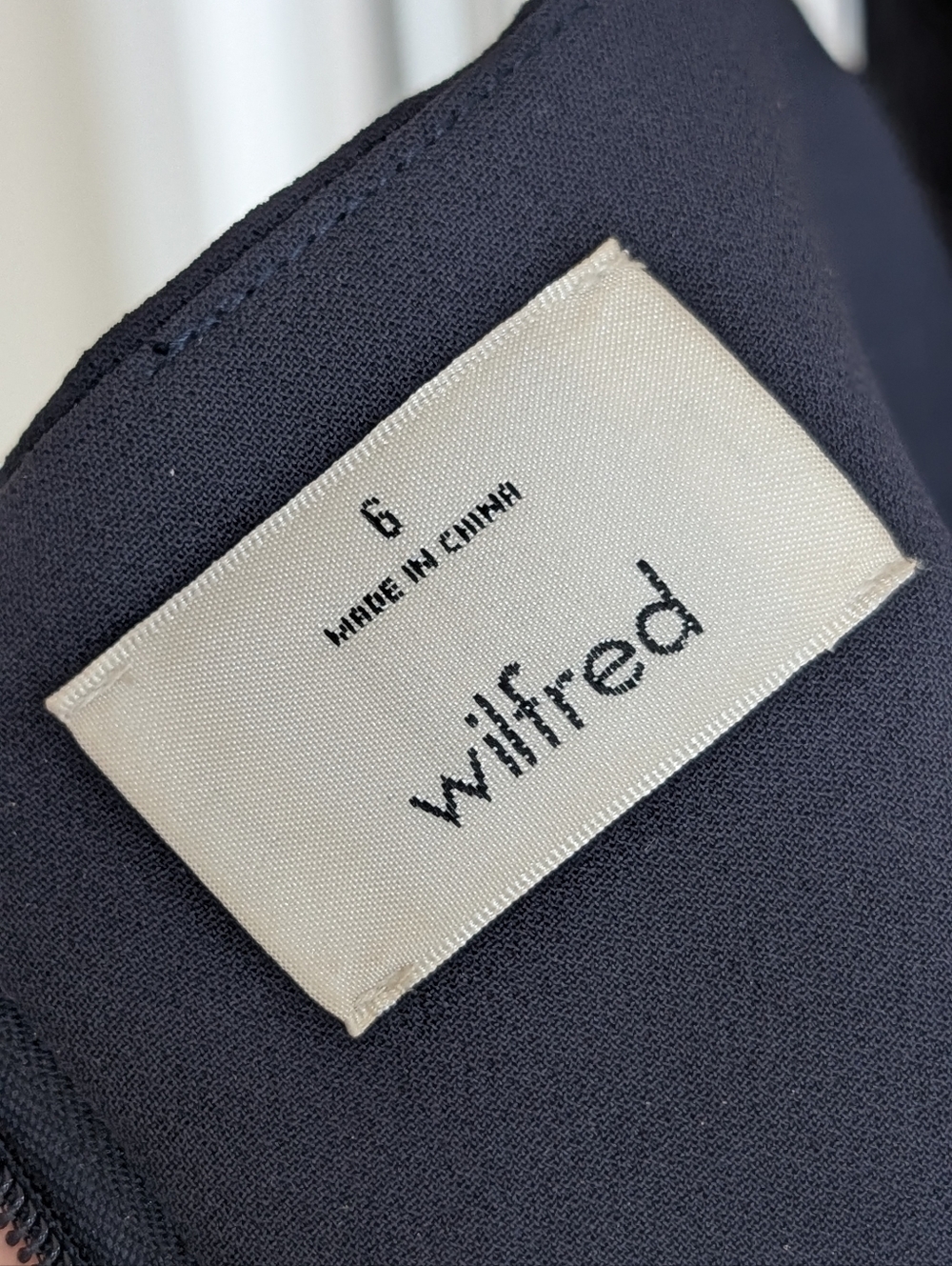 Wilfred Aritzia Navy V-Neck Fitted Slip Mini Minimalist Dress Sz 6 - Picture 5 of 7